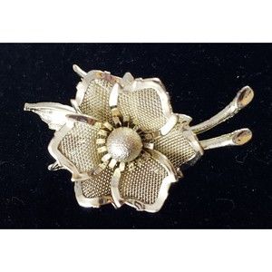 Vintage Unsigned Three Dimensional Metal Floral Brooch Pin Gold Tone Flower